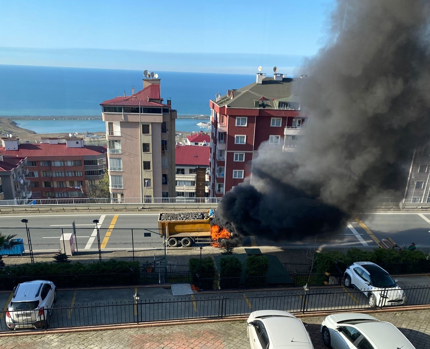 trabzonda-tas-kamyonu-yangini-korkuttu