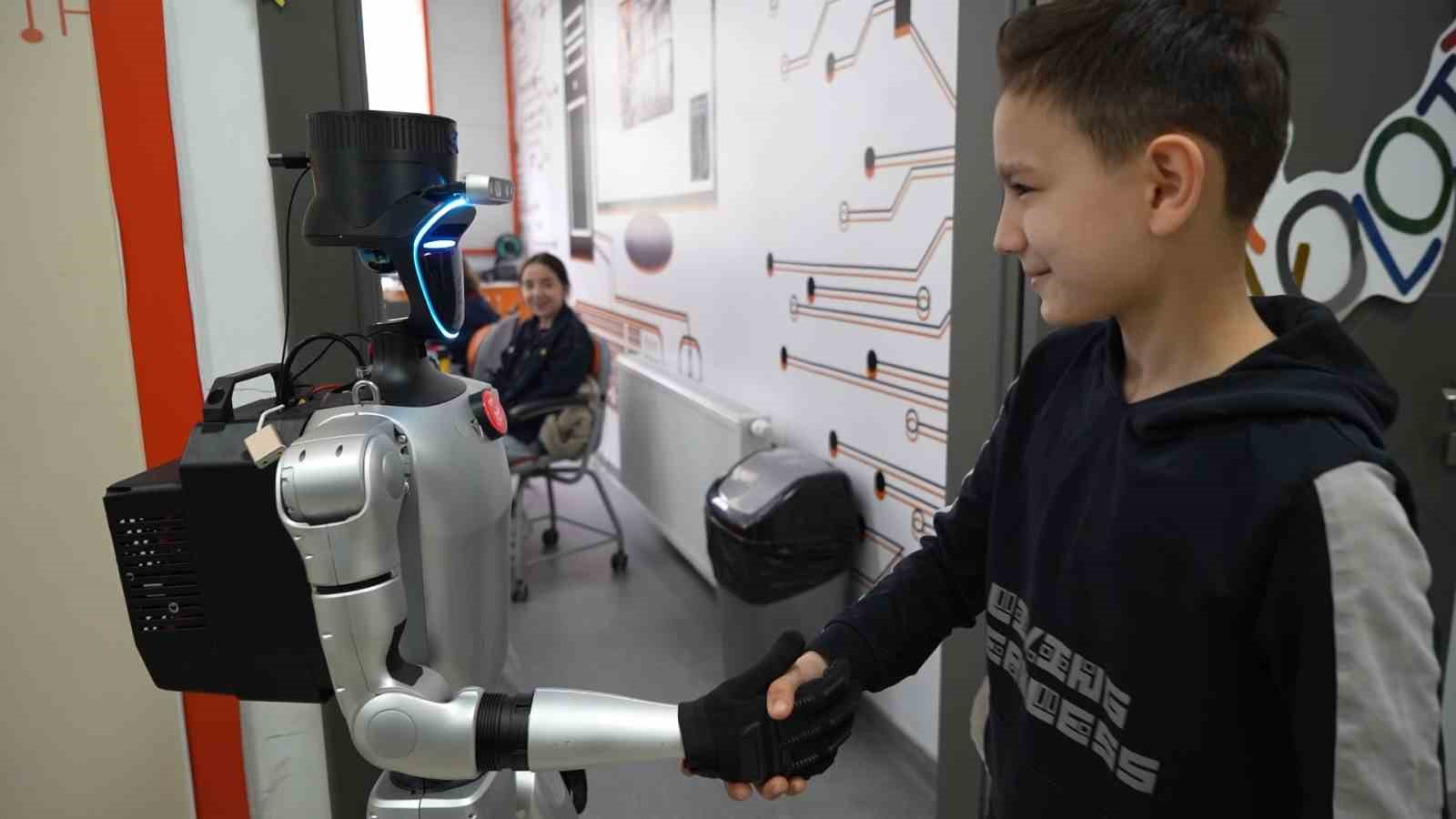 turkiyenin-nufusa-kaydedilen-ilk-robotu-simdi-de-ise-basladi