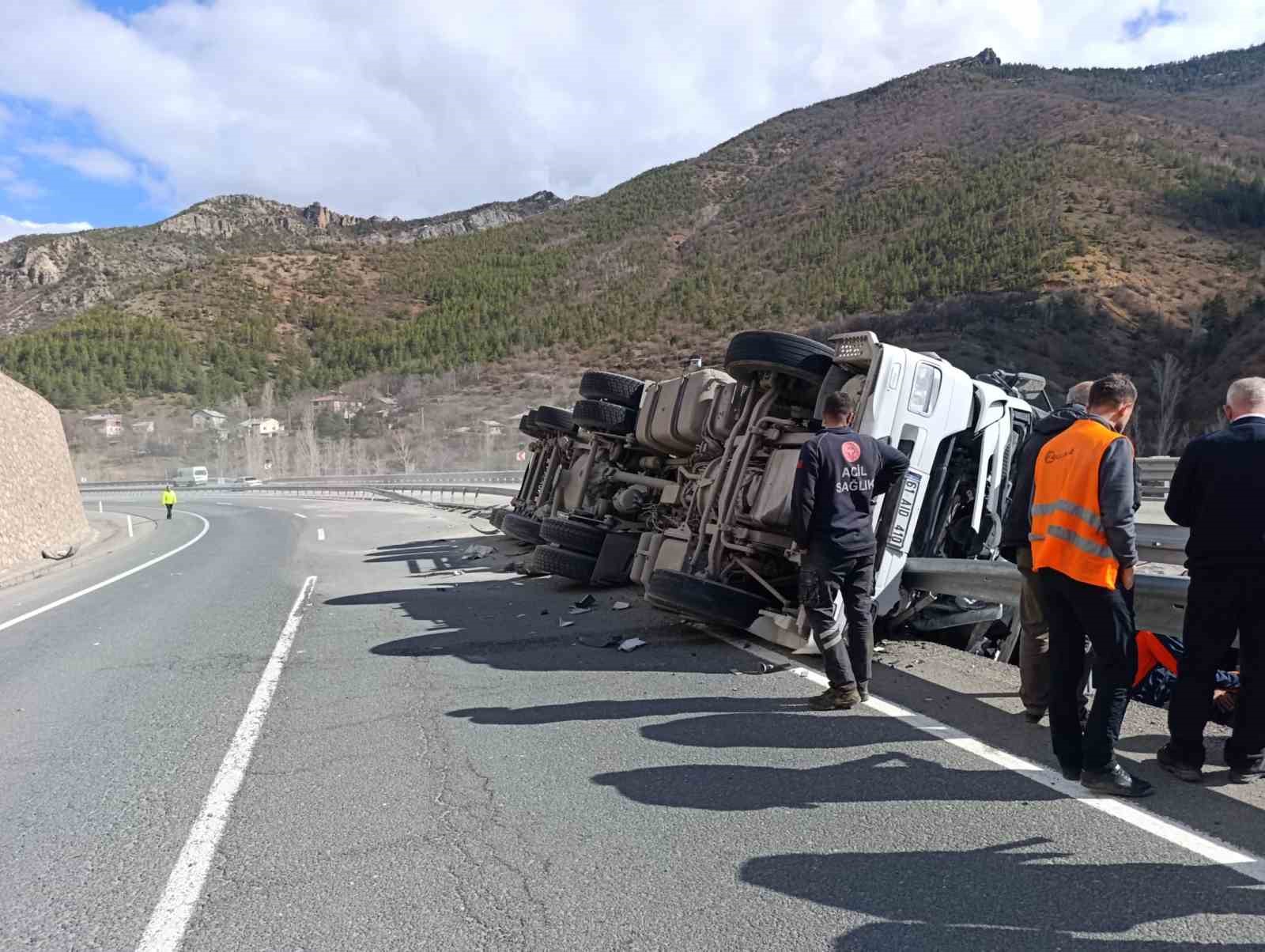 viraji-alamayan-tir-bariyerlere-saplandi-surucu-yaralandi