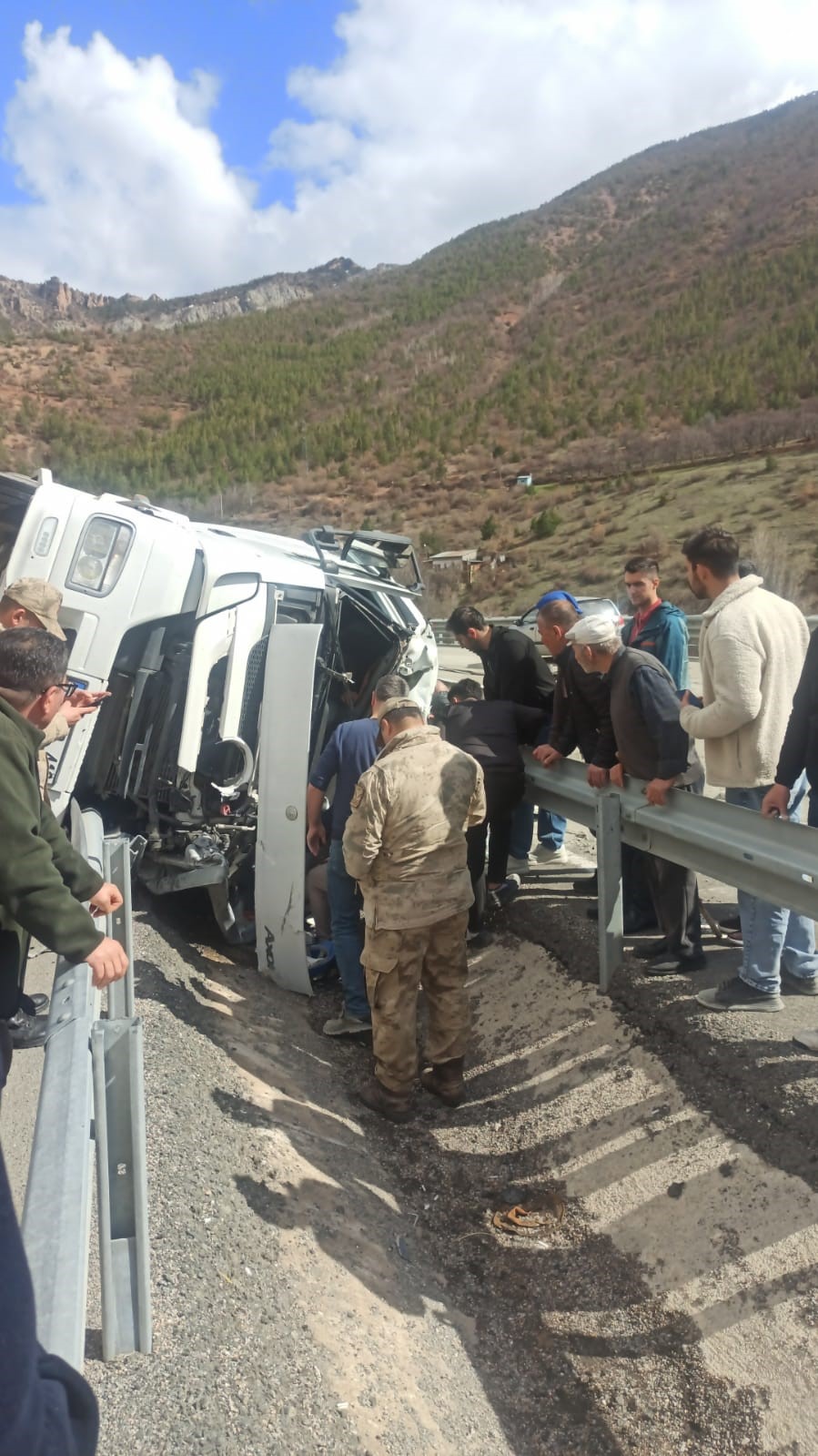 viraji-alamayan-tir-bariyerlere-saplandi-surucu-yaralandi