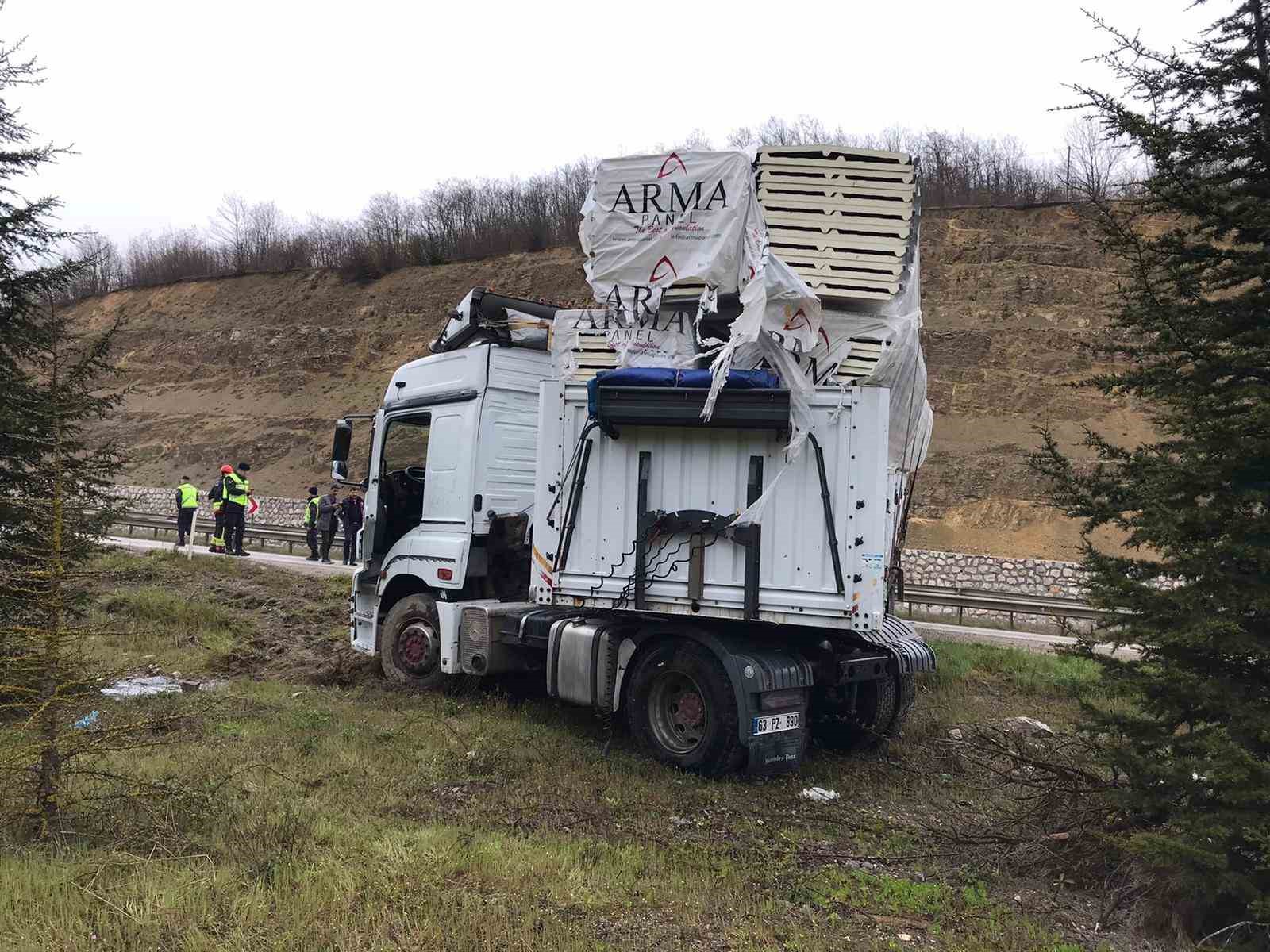 yagis-nedeniyle-kayan-tir-yoldan-cikti