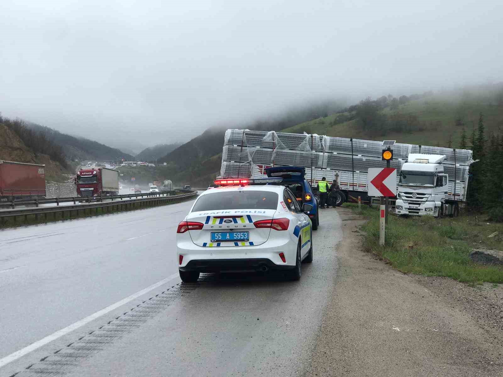 yagis-nedeniyle-kayan-tir-yoldan-cikti