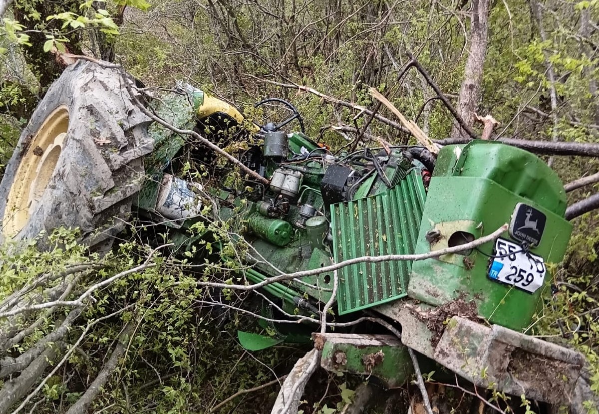 yakakentte-traktor-devrildi-surucu-yaralandi