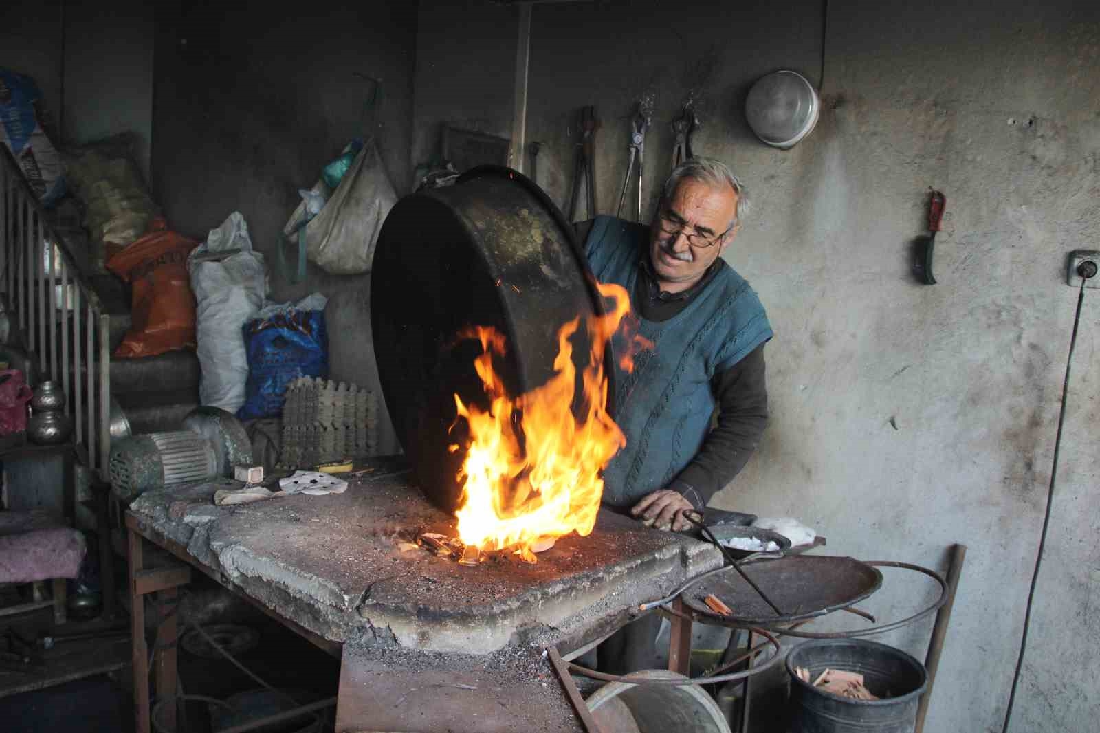 yarim-asirdan-fazla-suredir-bakira-hayat-veriyor-73-yasinda-meslegini-askla-yapiyor