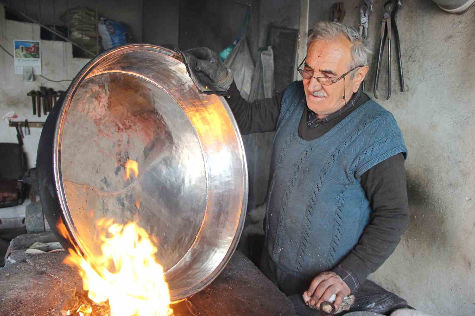 yarim-asirdan-fazla-suredir-bakira-hayat-veriyor-73-yasinda-meslegini-askla-yapiyor