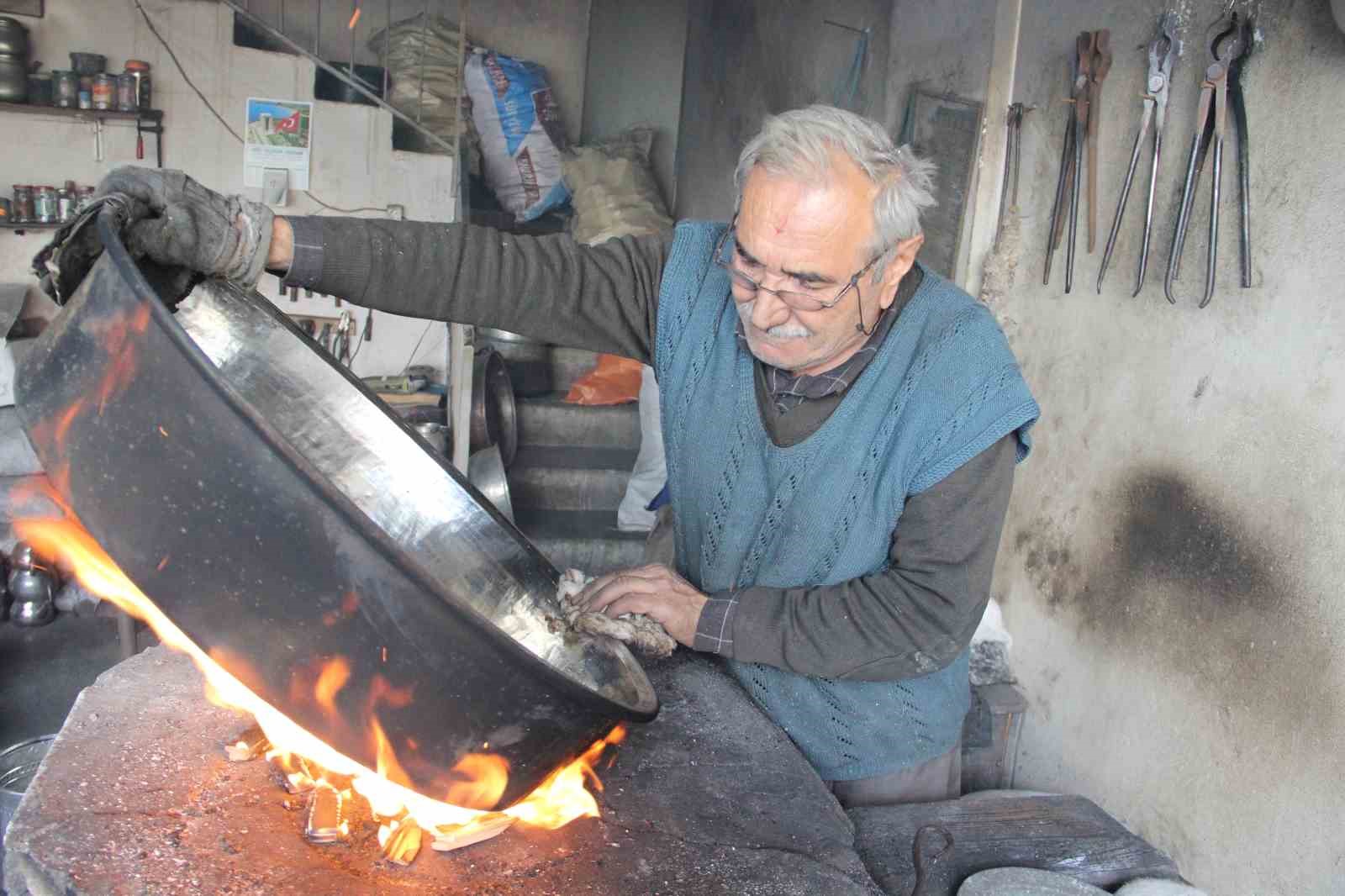 yarim-asirdan-fazla-suredir-bakira-hayat-veriyor-73-yasinda-meslegini-askla-yapiyor