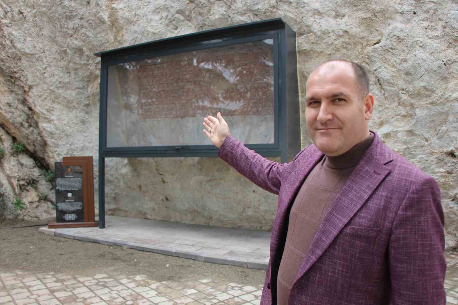 yazboz-tahtasina-donmustu-restore-edilen-600-yillik-kaya-kitabenin-dunyada-tek-oldugu-ortaya-cikti