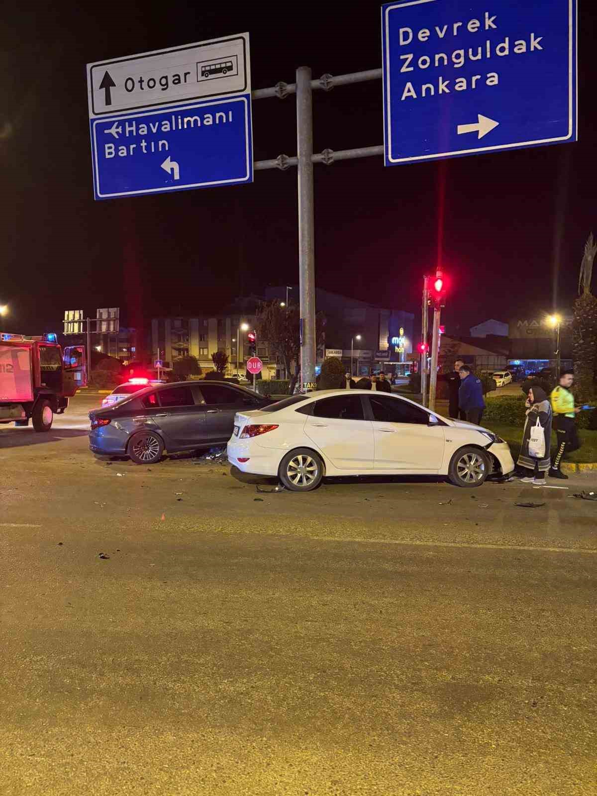 zonguldakta-otomobil-once-araca-ardindan-yon-diregine-carpti-2-yarali